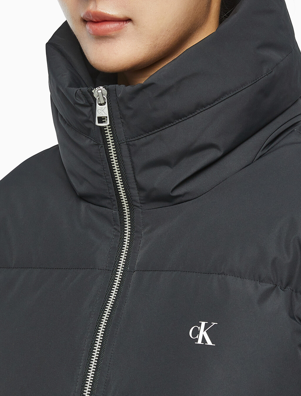 Buy 여성 볼륨 넥 크롭 다운 푸퍼 in color CK BLACK