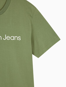 Buy 남성 레귤러핏 인스티튜셔널 로고 스트레치 반팔 티셔츠  in color KHAKI