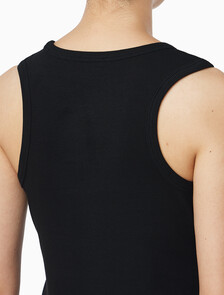 Buy 여성 우븐라벨 코튼 립 탱크 탑 in color BLACK