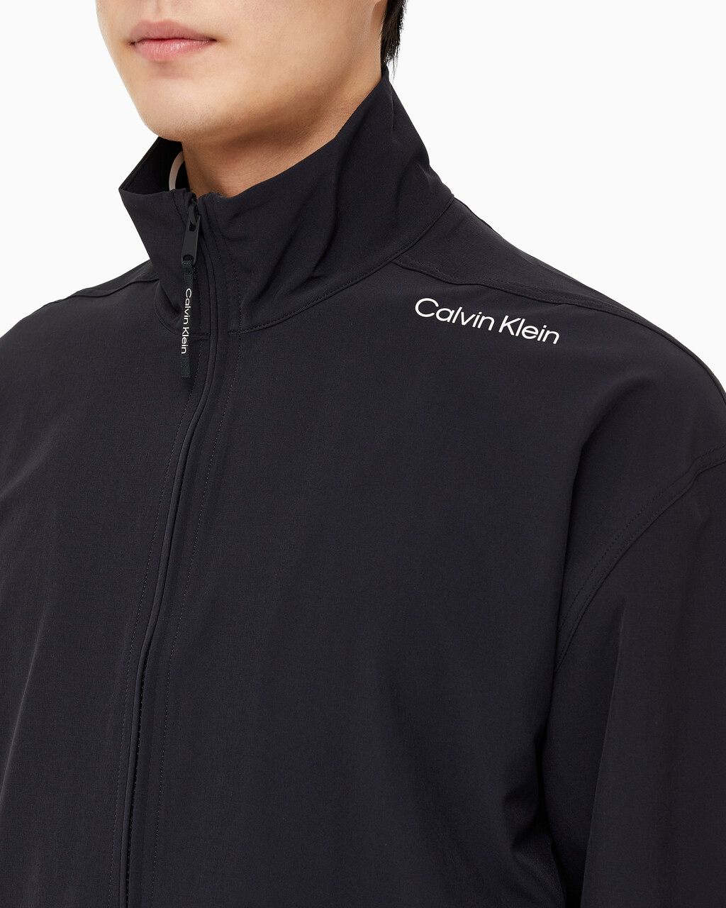 Buy 남성 리플렉티브 로고 레귤러 핏 윈드 재킷 in color BLACK