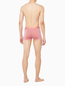 Buy 남성 CK 블랙 3PK 로우 라이즈 트렁크 in color Charcoal / Dark Pink / White