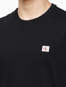 Buy 남성 클래식핏 뱃지 로고 반팔 티셔츠 in color BLACK