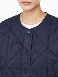 Buy 여성 라이트웨이트 AOP 퀼티드 라이너 자켓 in color Navy