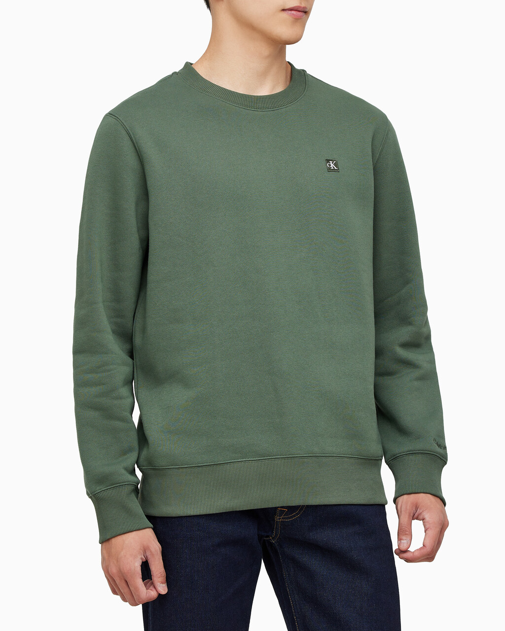 Buy 남성 레귤러핏 CK 뱃지 로고 기모 스웨트셔츠 in color KHAKI