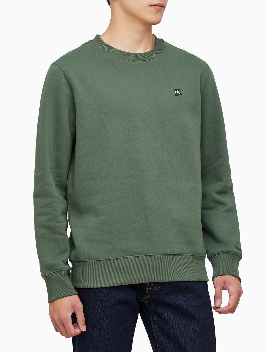 Buy 남성 레귤러핏 CK 뱃지 로고 기모 스웨트셔츠 in color KHAKI
