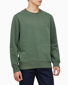 Buy 남성 레귤러핏 CK 뱃지 로고 기모 스웨트셔츠 in color KHAKI