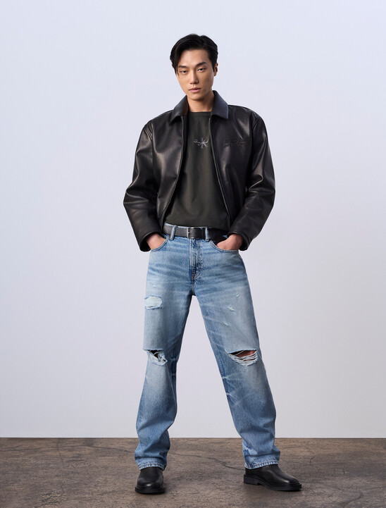 Jung Kook for Calvin Klein 남성 릴렉스 핏 모노그램 로고 반팔 티셔츠