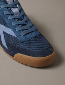 Buy 남성 로우 프로 러너 나일론 스웨이드 스니커즈 in color Dark Denim/Blue Nights/Tempest