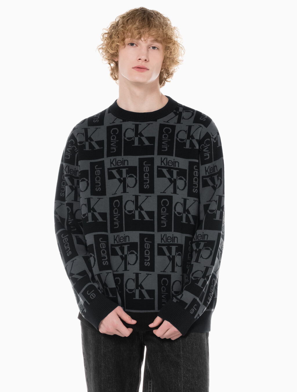 Buy 남성 릴렉스 핏 AOP 로고 스웨터 in color CK BLACK