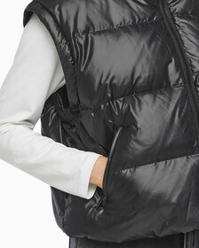 Buy 여성 글로시 디터쳐블 크롭 다운 푸퍼 in color CK BLACK