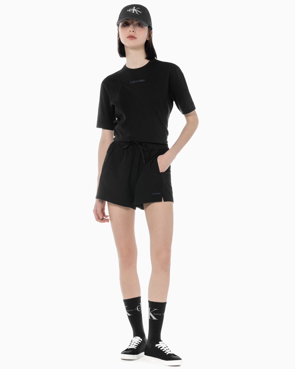 Buy 여성 레귤러 핏 에센셜 하이 스트레치 우븐 쇼츠 in color BLACK