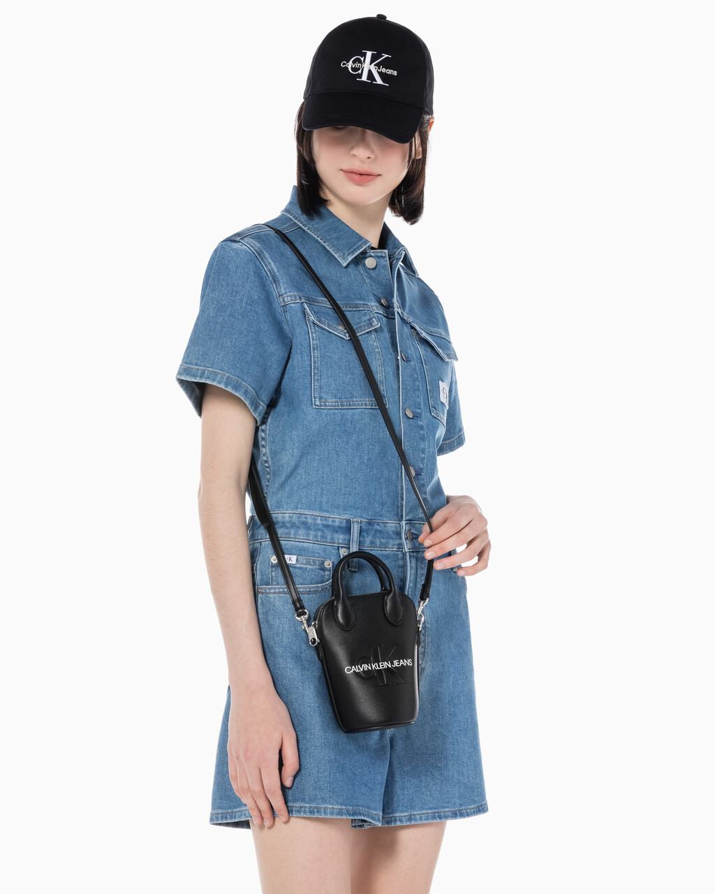 Buy 여성 CKJ 미니멀 모노그램 카메라백 in color BLACK