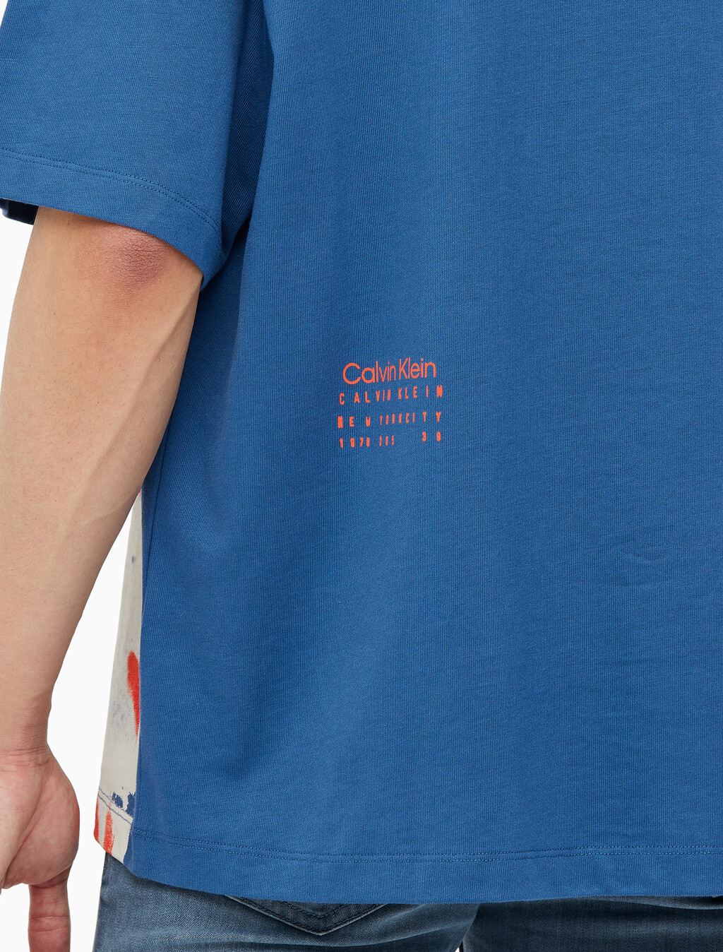Buy 남성 숏슬리브 플로랄 셰도우 크루넥 티 in color NAVY