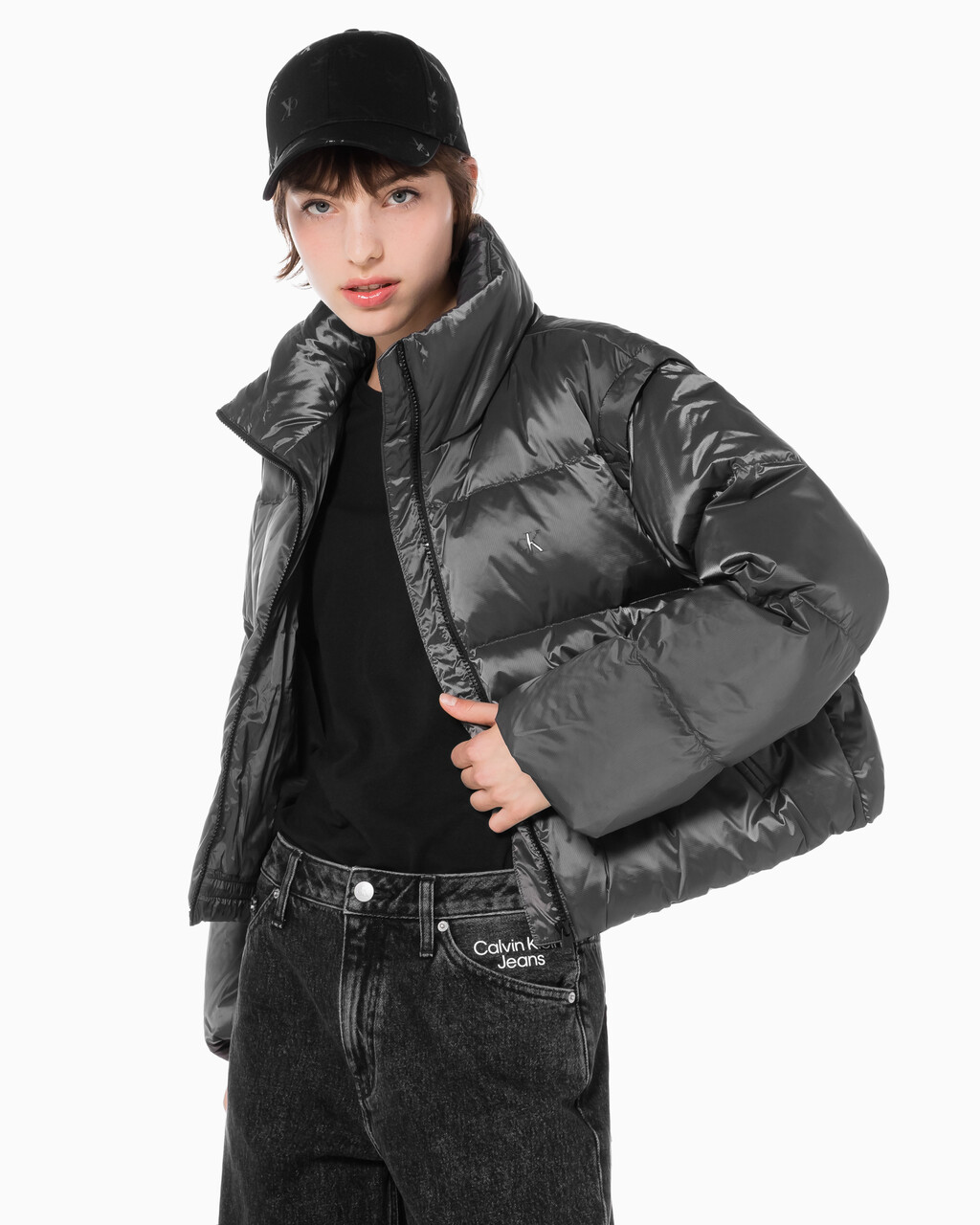 Buy 여성 투톤 글로시 디터쳐블 크롭 다운 in color GREY