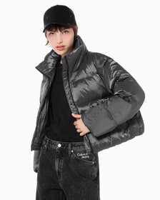 Buy 여성 투톤 글로시 디터쳐블 크롭 다운 in color GREY