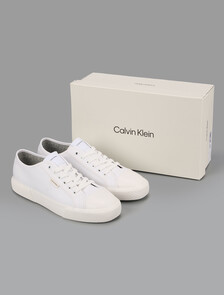 Buy 남성 알바로 레이스업 캔버스 스니커즈 in color WHITE