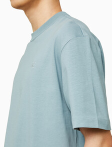 Buy 남성 릴렉스핏 아카이브 로고 반팔 티셔츠 in color BLUE GREY