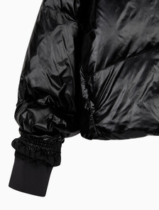 Buy 여성 크롭 글로시 커브드 퀼팅 다운 푸퍼 in color CK BLACK