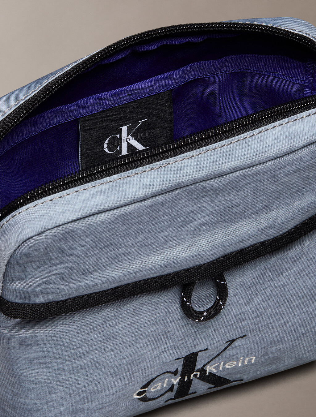 Buy 남성 볼드 로고 나일론 헤더 스퀘어 크로스바디 in color Grey