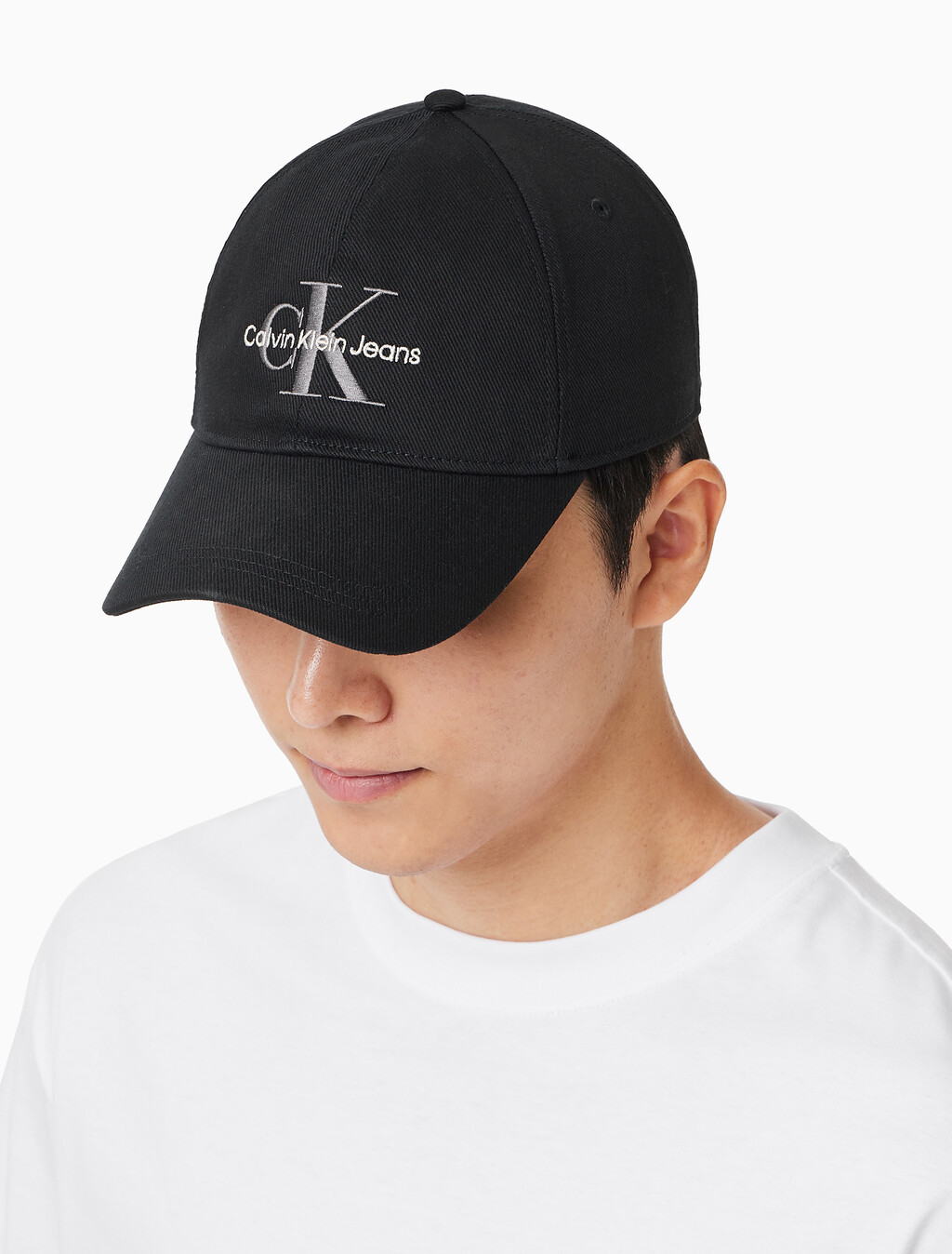 Buy 남녀공용 CKJ 모노그램 엠브로이더리 볼캡 in color BLACK