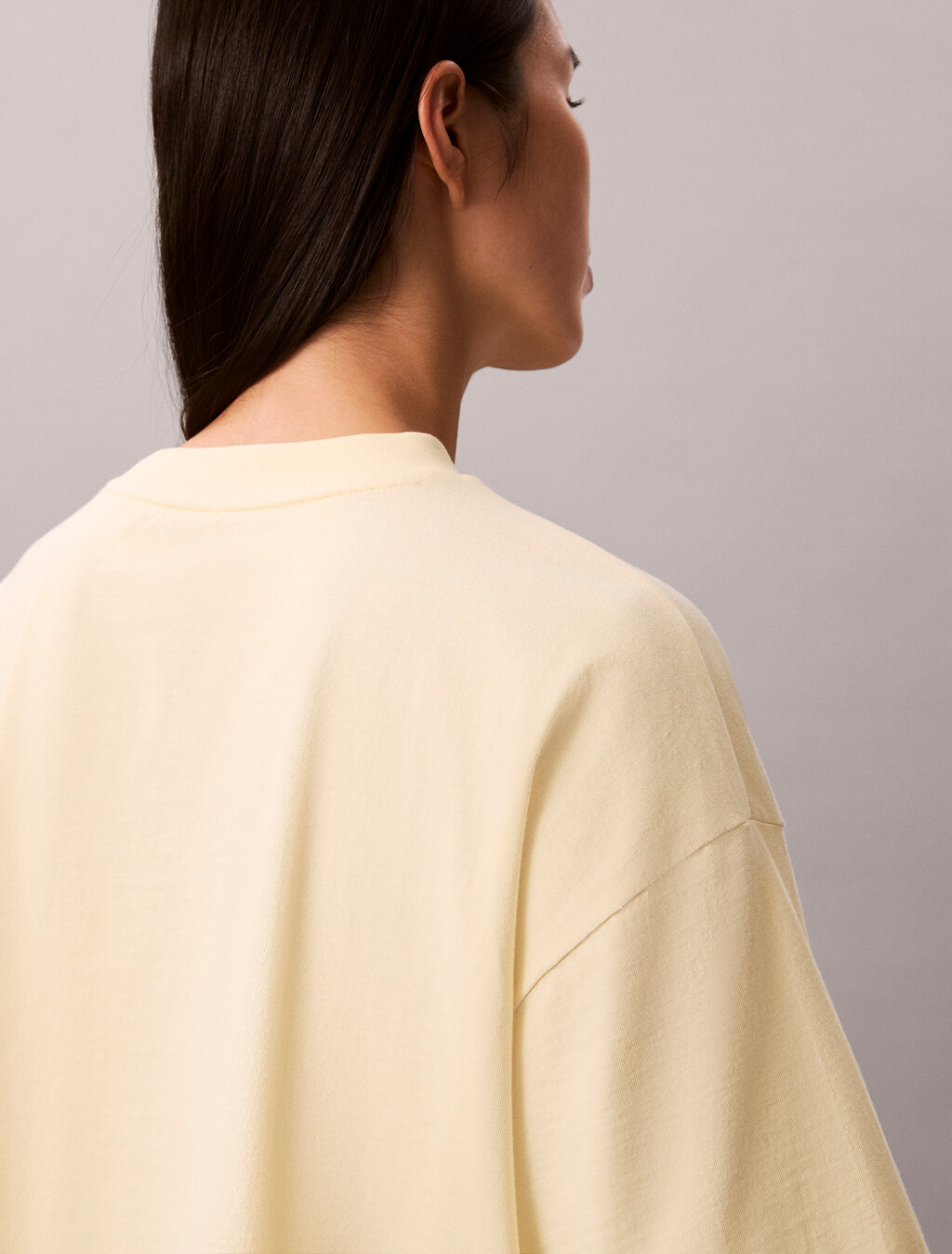 Buy 여성 크롭드 박시 헤리티지 체스트 로고 티 in color Light Yellow