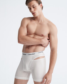 Buy 남성 코튼 스트레치 디컨스트럭티드 트렁크 in color WHITE