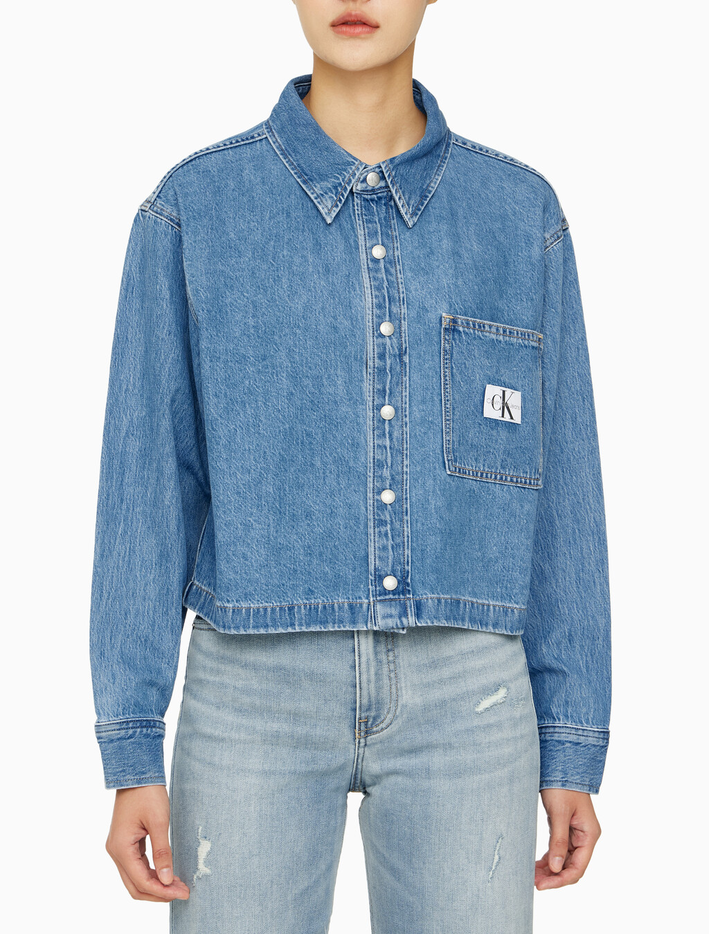 Buy 여성 크롭 대드핏 데님 셔츠 in color CHALKY BLUE