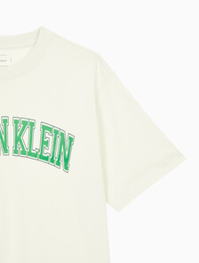 Buy 여성 박시 캘빈클라인 바시티 반팔 티셔츠 in color TOFU