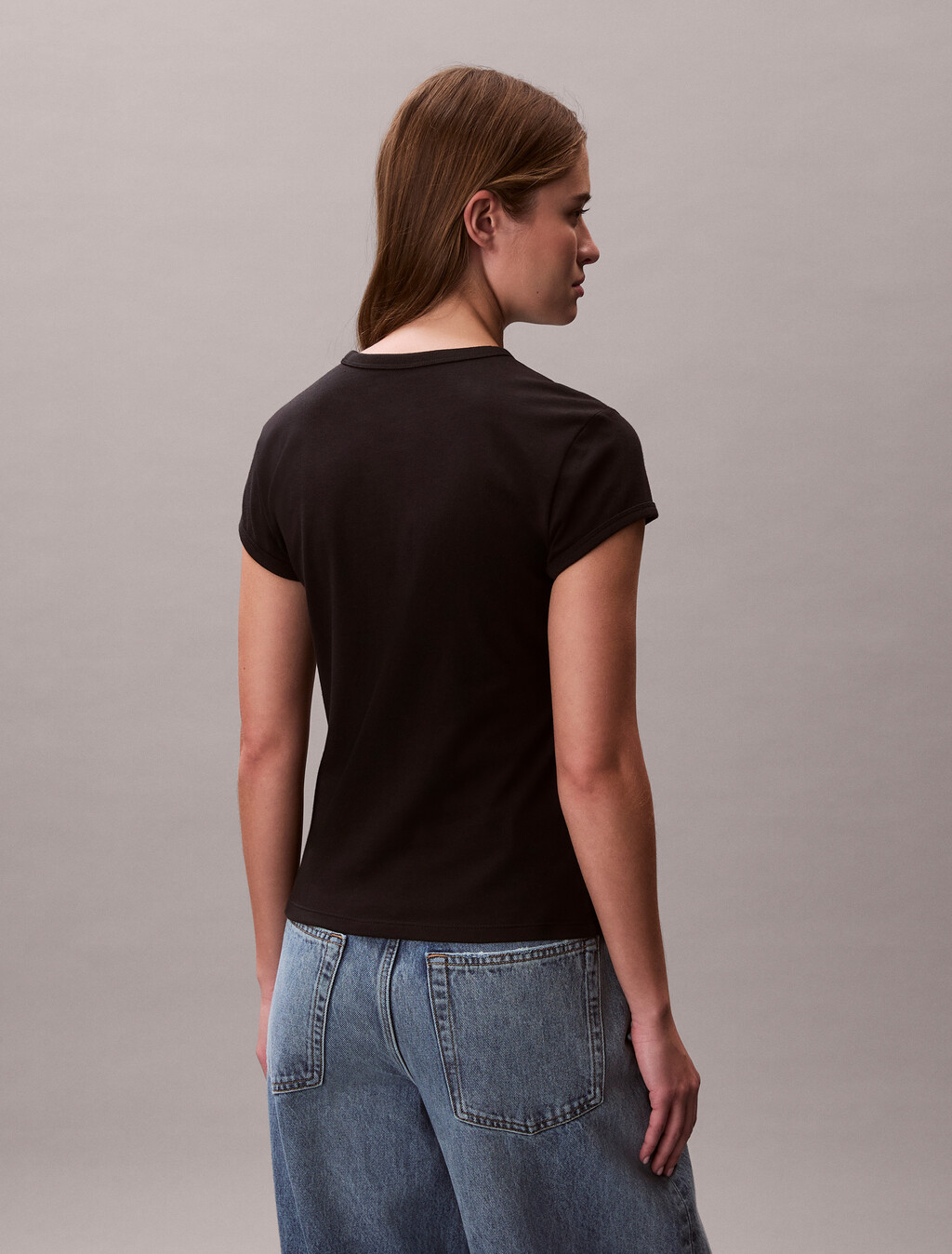 Buy 여성 그래픽 로고 베이비 티 in color BLACK