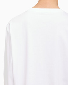 Buy 남녀공용  베이직 로고 긴팔 티셔츠 in color BRIGHT WHITE