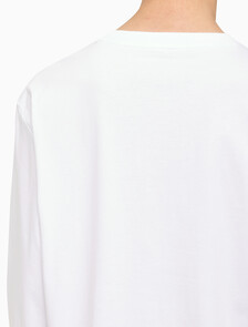Buy 남녀공용  베이직 로고 긴팔 티셔츠 in color BRIGHT WHITE