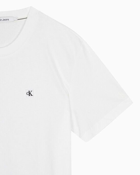남성 레귤러핏 CK 로고 뱃지 반팔 티셔츠