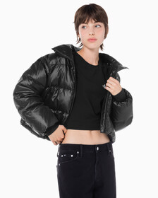 Buy 여성 글로시 디터쳐블 크롭 다운 푸퍼 in color CK BLACK