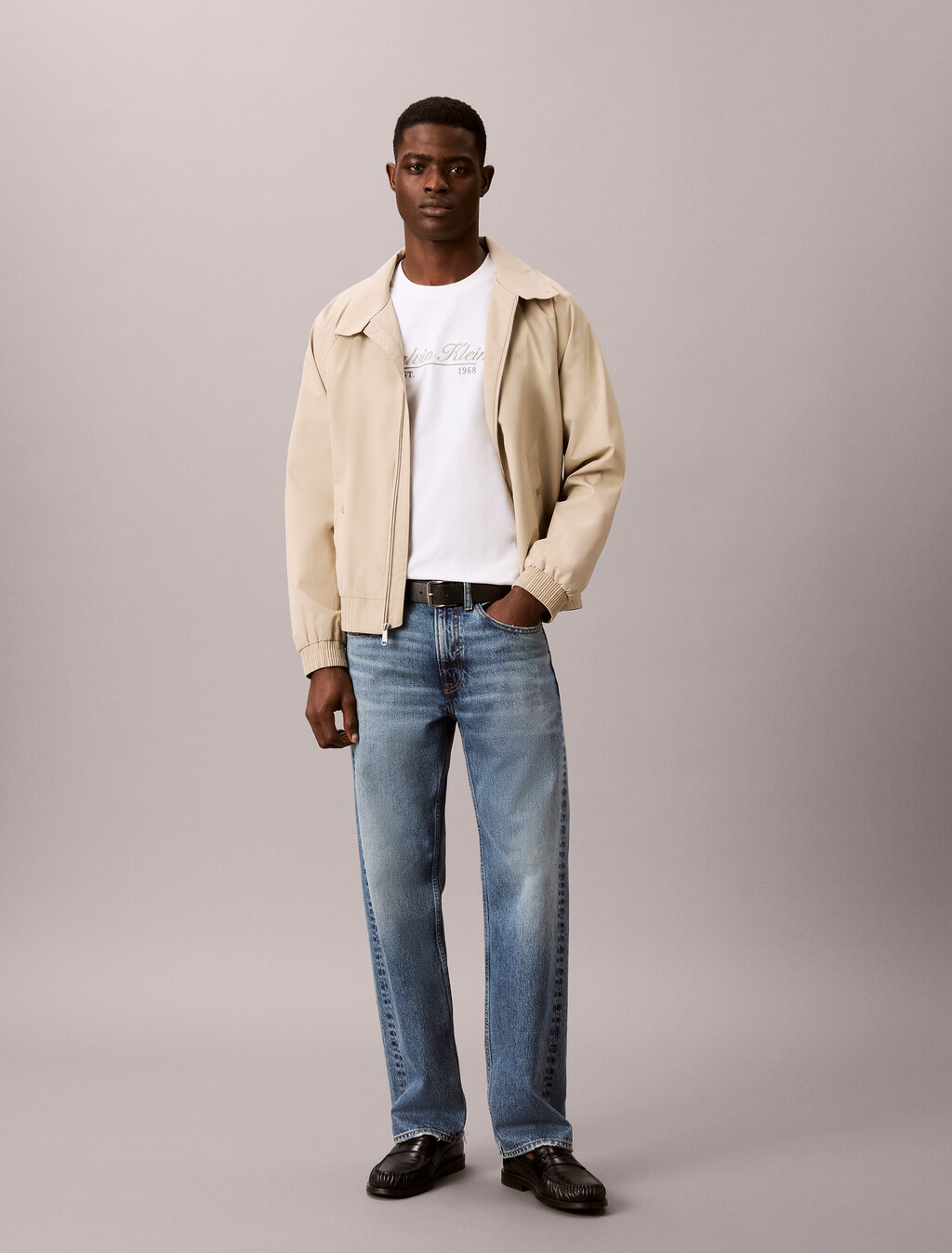 Buy 캘빈 커시브 그래픽 티 in color BRIGHT WHITE