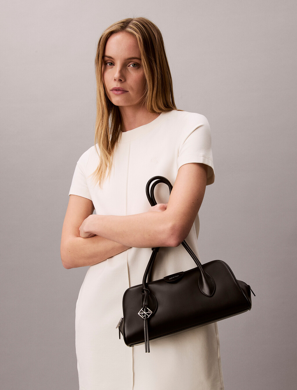 Buy 여성 엠보스드 로고 비즈니스 멀티 컴퍼넌트 숄더 백 in color BLACK