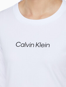 Buy 여성 L/S 스탠다드 로고 슬림 크루넥 티셔츠 in color BRILLIANT WHITE