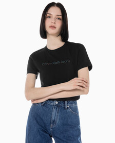 Buy 여성 슬림핏 인스티튜셔널 로고 반팔 티셔츠 in color CK BLACK