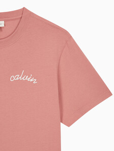 Buy 남성 이지핏 스몰 체인 스티치 로고 반팔 티셔츠 in color SUNSET ROSE