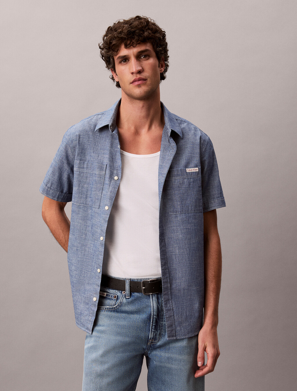 Buy 샴브레이 클래식 숏슬리브 셔츠 in color Deep Indigo Blue