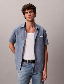 Buy 샴브레이 클래식 숏슬리브 셔츠 in color Deep Indigo Blue