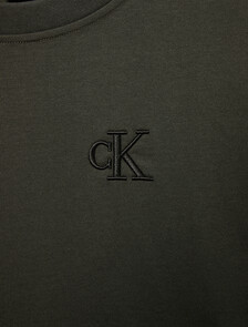 Buy 남성 릴렉스 벨벳 백 모노로고 그래픽 긴팔 티셔츠 in color Green Stone 