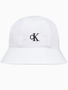 Buy 남녀공용 CK 엠브로이더리 로고 버킷햇 in color BRIGHT WHITE