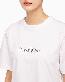 Buy 여성 릴렉스드 스탠다드로고 크루넥 반팔 티셔츠 in color BRILLIANT WHITE