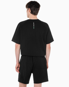 Buy 남성 레귤러핏 오프 플레이스드 모노그램 스웨트 반팔 티셔츠 in color CK BLACK