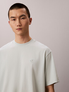 Buy 릴렉스드핏 쿨링 저지 모노로고 티 in color Dusty blue