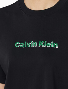 Buy 여성 S/S 투톤 3D 엠브로이더리 로고 티셔츠 in color BLACK