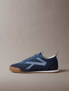 Buy 남성 로우 프로 러너 나일론 스웨이드 스니커즈 in color Dark Denim/Blue Nights/Tempest