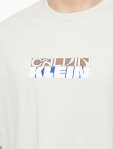 Buy 남성 릴렉스 핏 블락 그래픽 자수 반팔 티셔츠 in color BONE WHITE