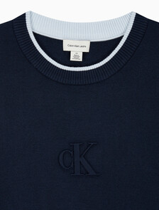 Buy 남성 엠보스드 로고 크루넥 스웨터 in color DARK SAPPHIRE