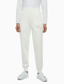 Buy 여성 미네랄 다이 모노로고 조거 팬츠 in color WHITE